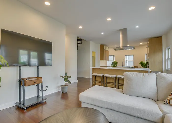 Steps To & Beach! Multi-level Oakland Haven * Чикаго