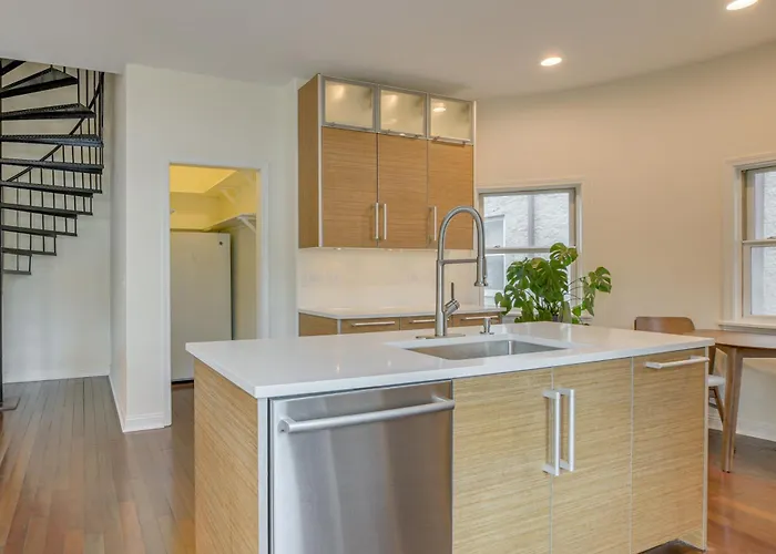 Steps To & Beach! Multi-level Oakland Haven *