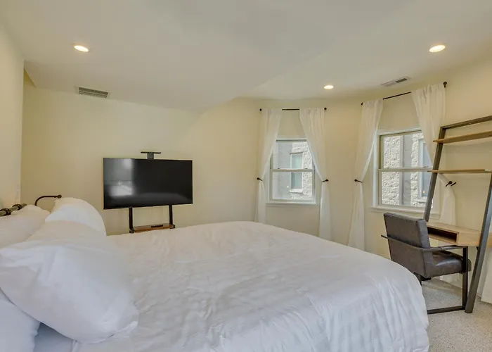 Steps To & Beach! Multi-level Oakland Haven *