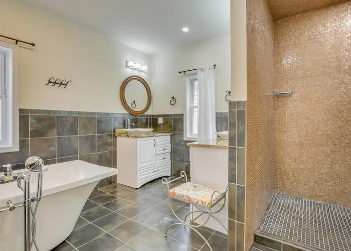Steps To & Beach! Multi-level Oakland Haven